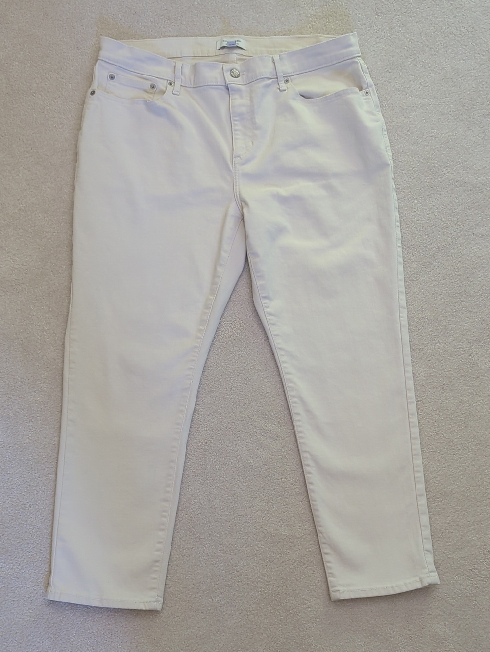 Banana Republic Girlfriend Jeans – Off-White/Ecru (Size 33 / 16)